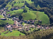 45 Zoom su Valpiana, visibile sopra l'abitato il roccolo